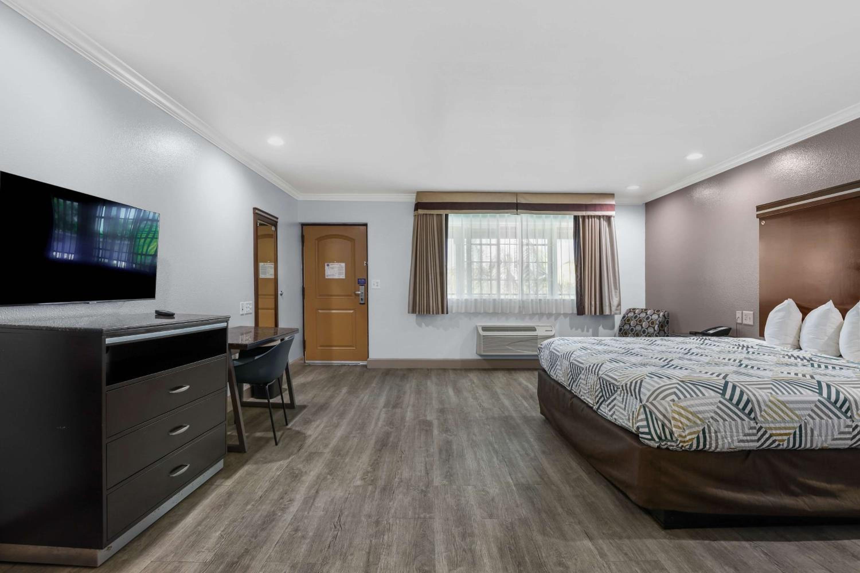 1 King Bed Mob Acc RI Shwr Nsmk Micfridg