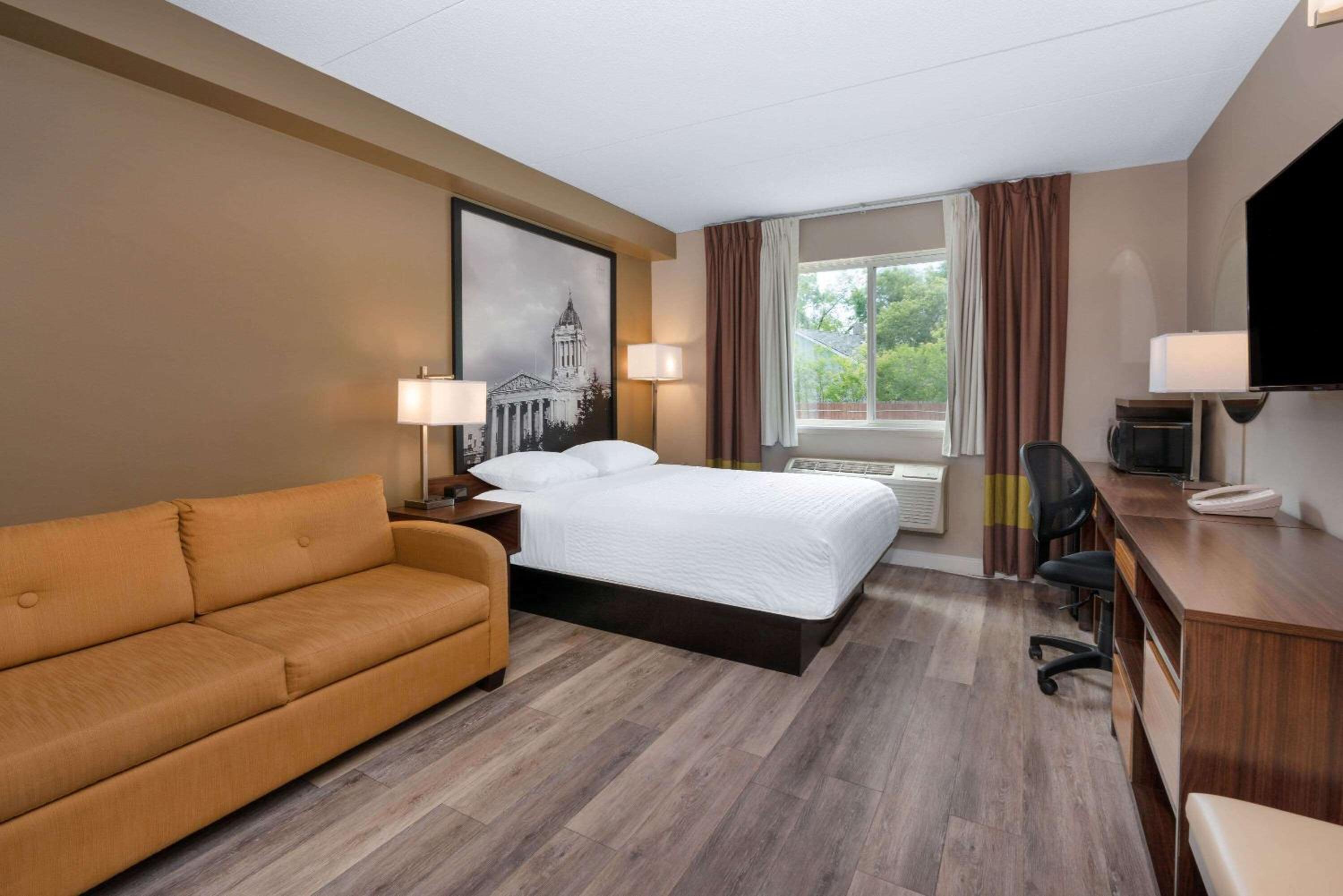 غرفة بزنس بسرير كوين مع أريكة، Super 8 by Wyndham Winnipeg West 7/10