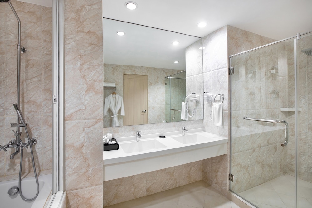 Golden Prince Hotel And Suites 42/50