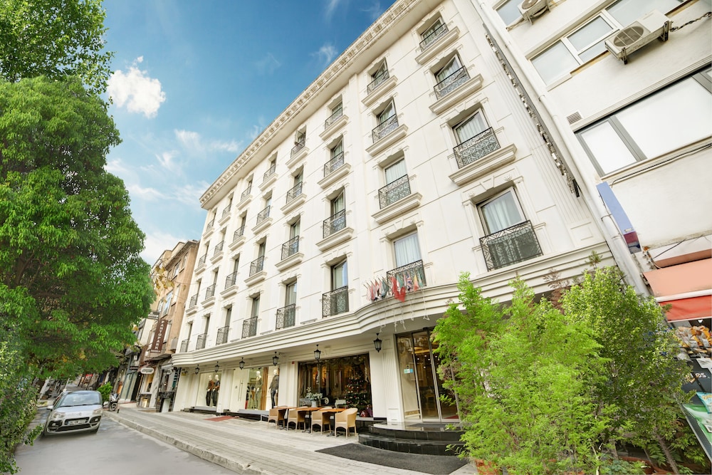 Halifaks Hotel 2/50