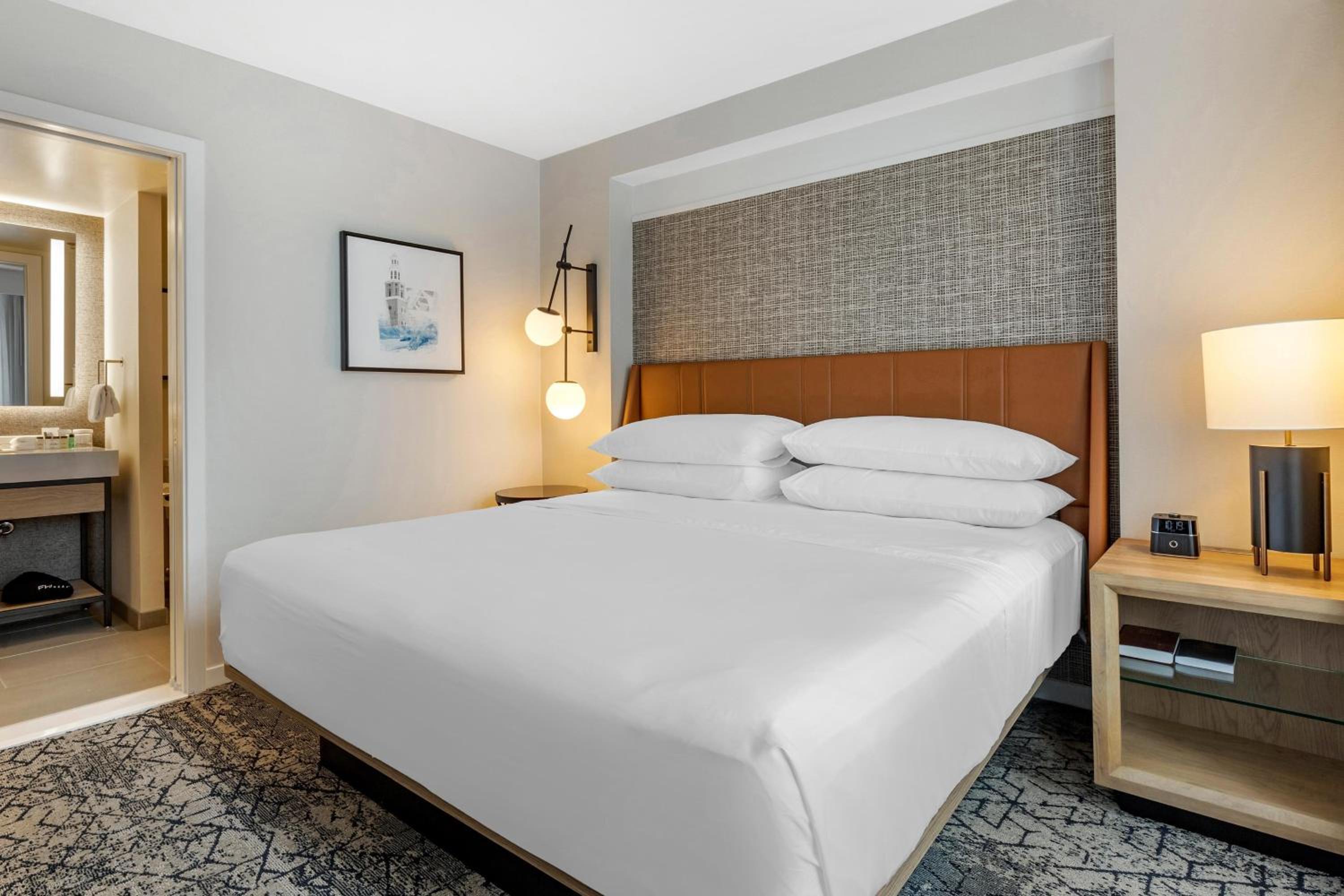1 Bedroom, Suite, King Bed, Sofa, Club Floor، Sheraton Suites Old Town Alexandria 5/8
