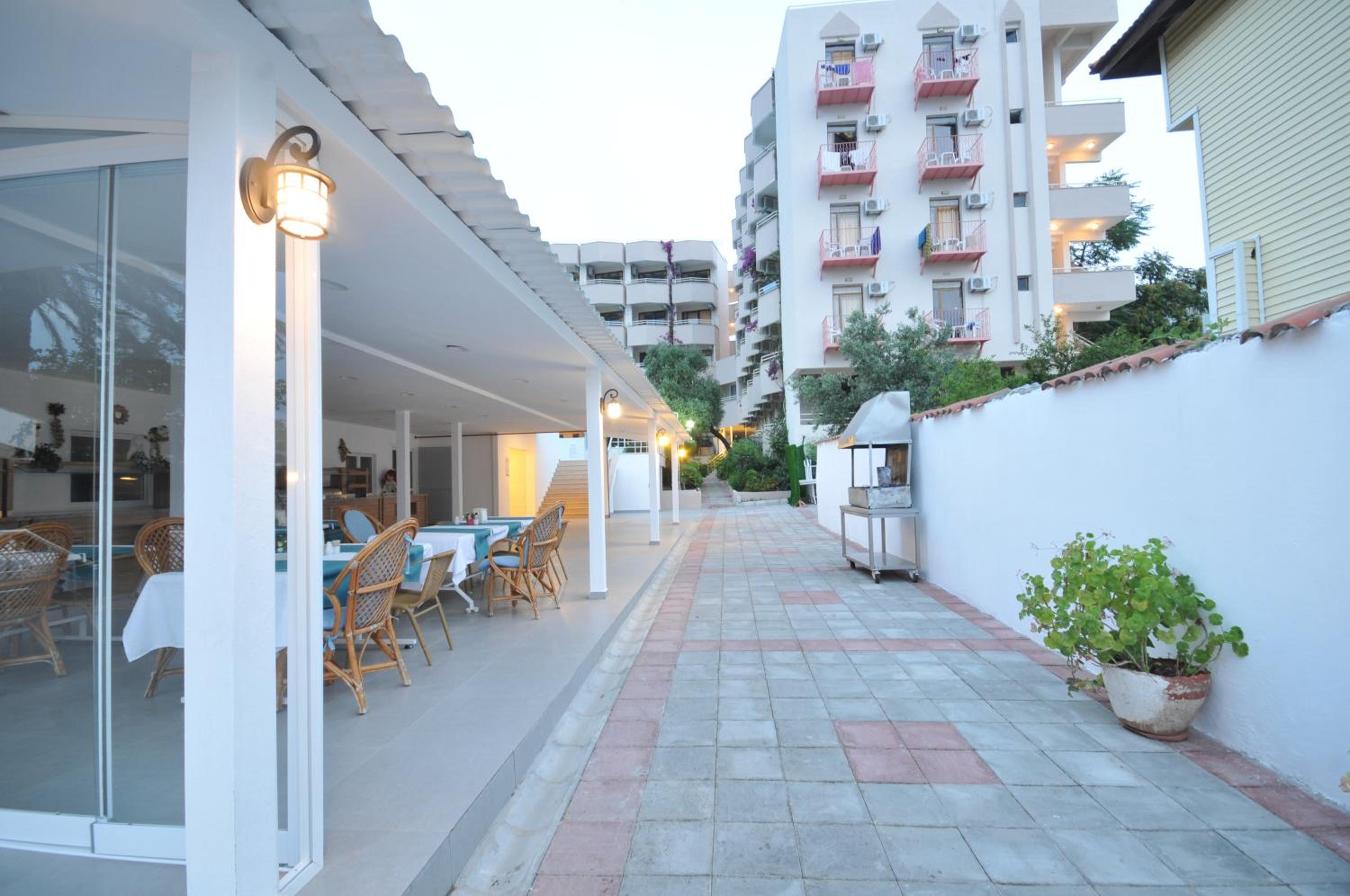 Amos Hotel 47/54
