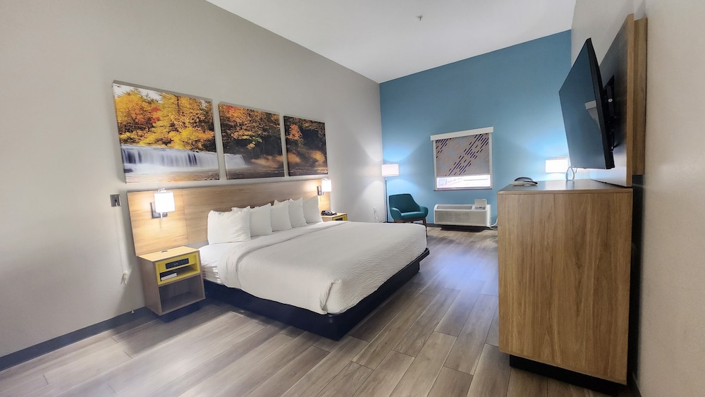 Days Inn & Suites By Wyndham Russellville 10/33
