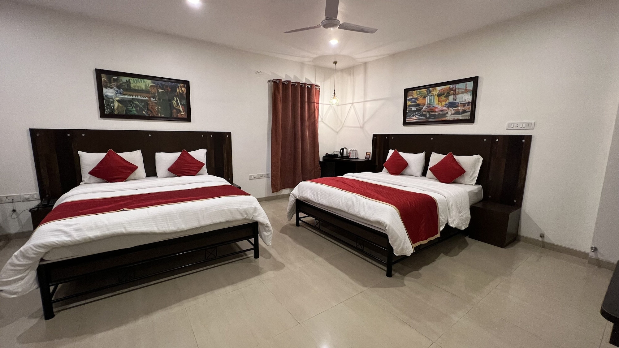 DELUXE, QUADRUPLE, 2 DOUBLE BEDS, CITY VIEW