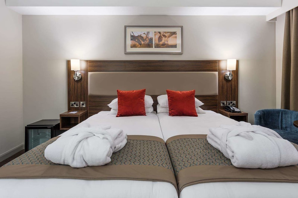 Heston Hyde Hotel 22/43