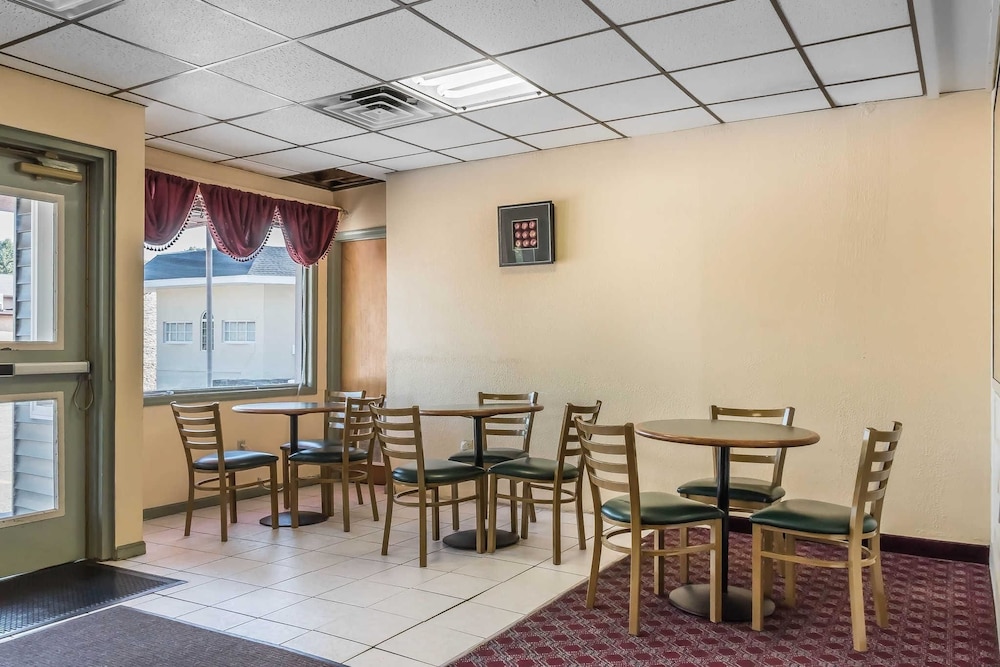 Econo Lodge Airport Reading PA 35/37