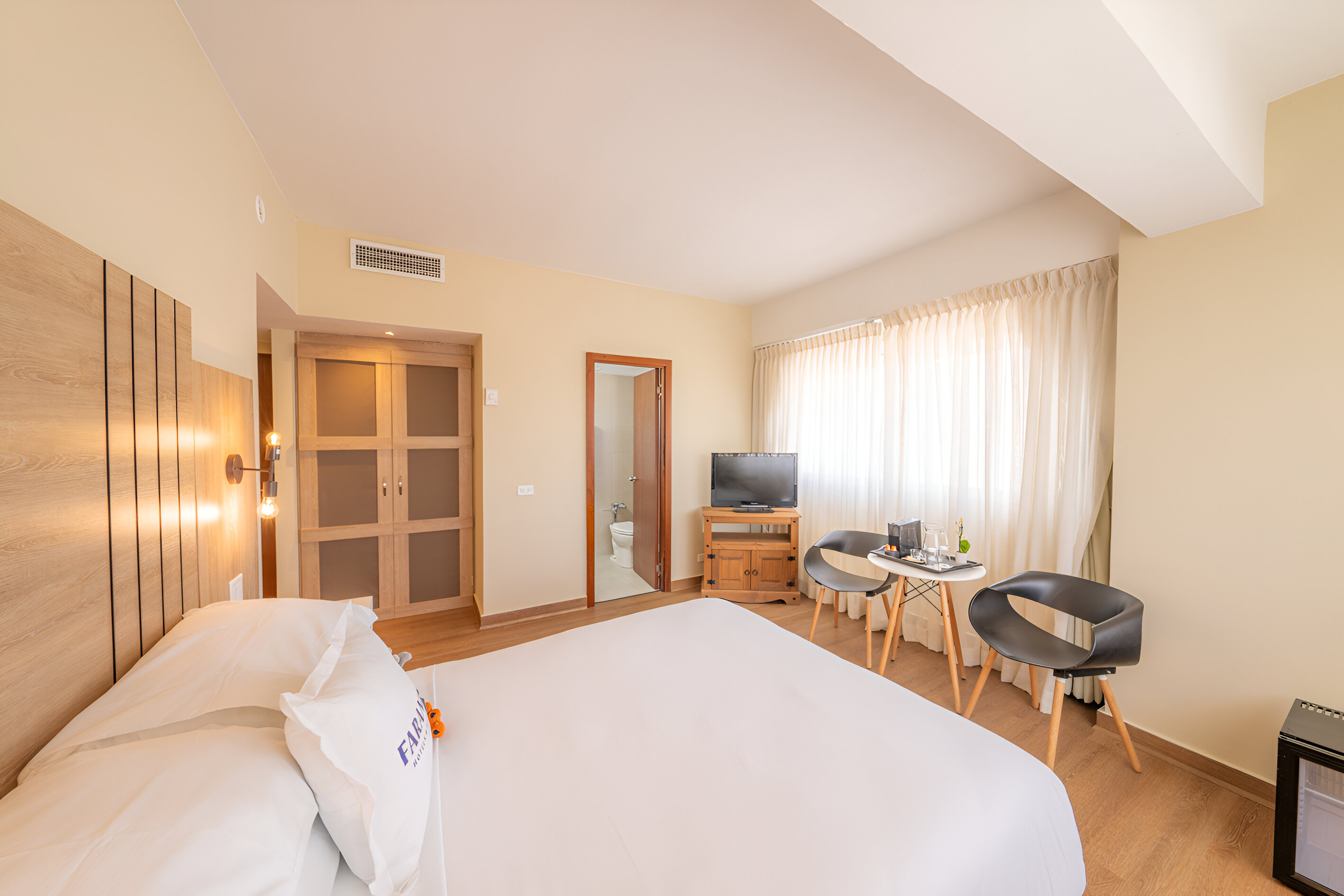 1 Queen Bed