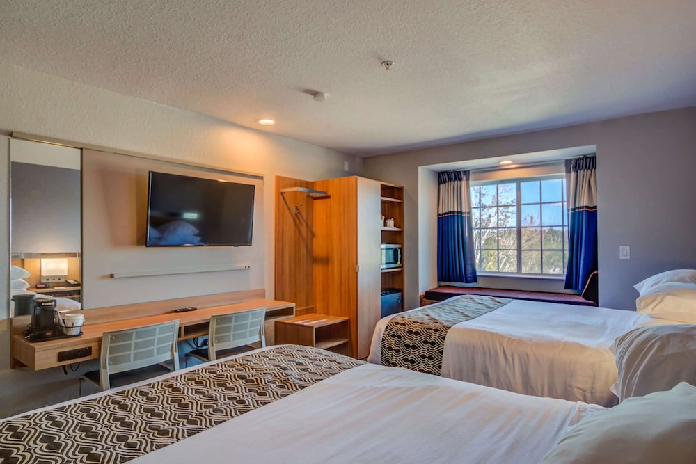 Microtel Inn Suites By Wyndham Zephyrhills 24/48