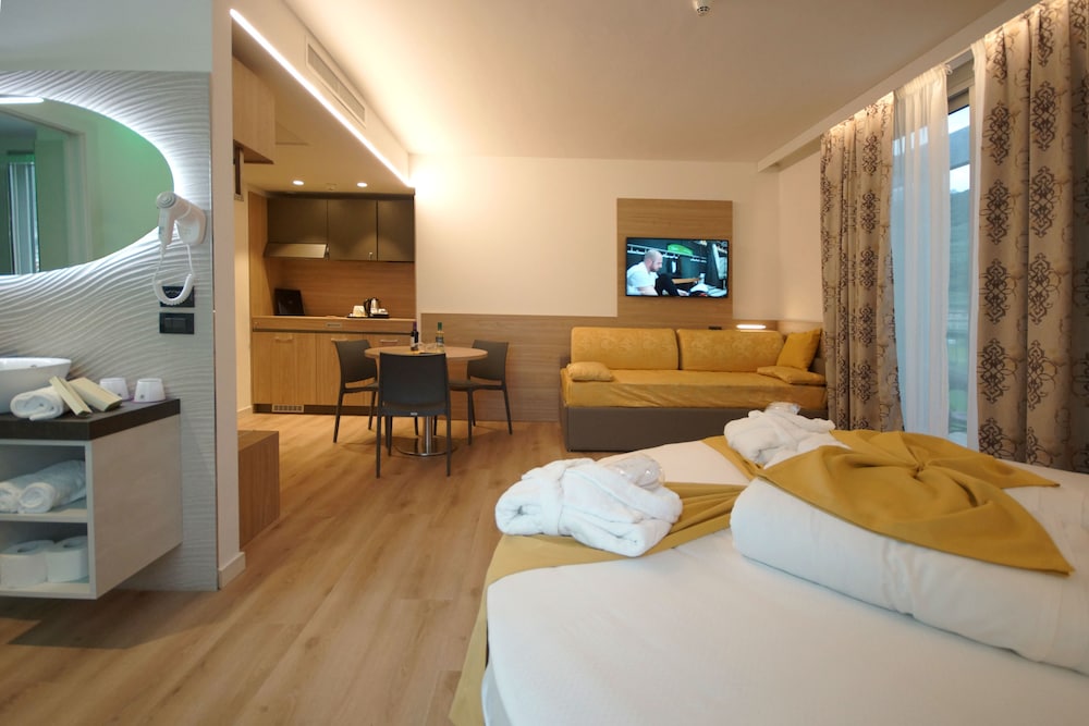 ROMANTIC, JUNIOR SUITE