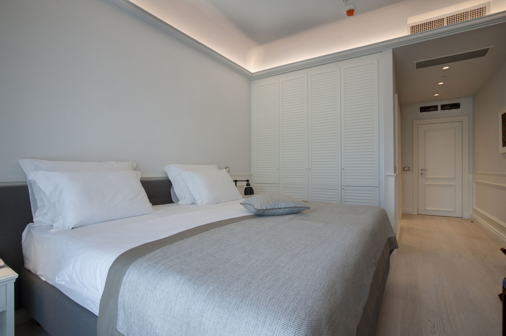 ROOM, QUEEN BED