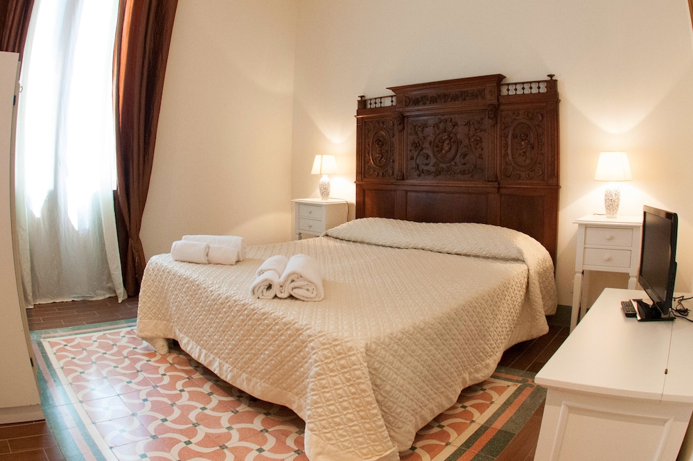 ROOM, DOUBLE BED, PARTIAL SEA VIEW