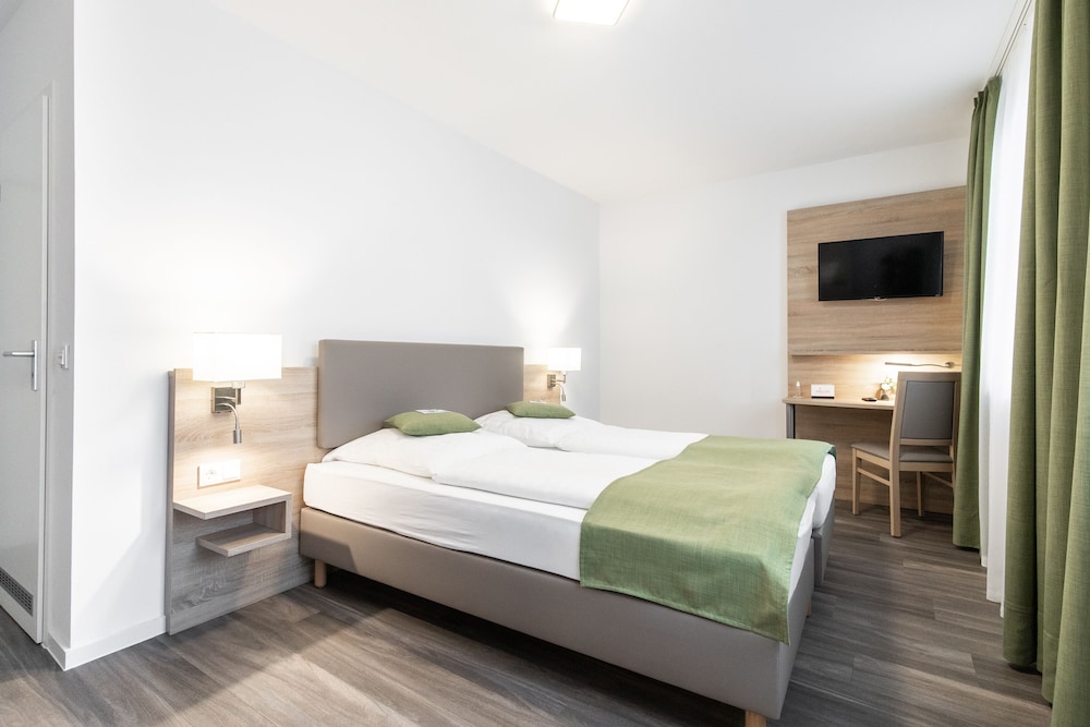DELUXE, DOUBLE BED