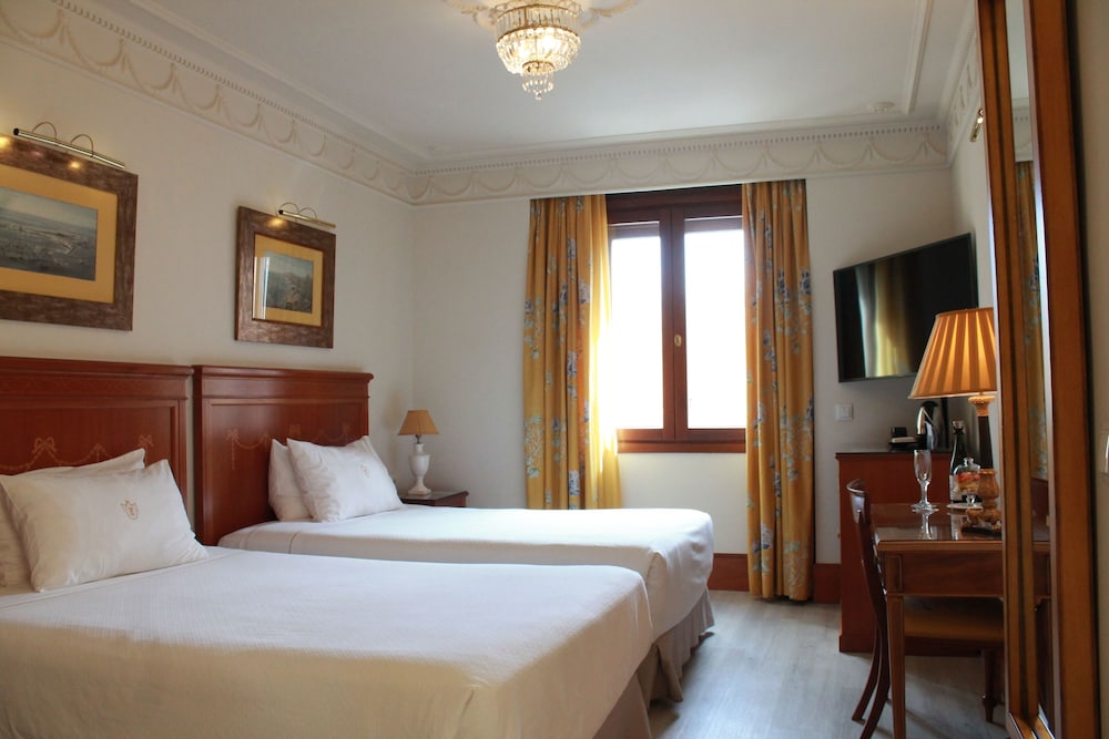 DELUXE, DOUBLE OR TWIN BED, CITY VIEW