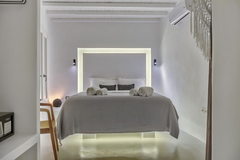 MASTER, MEW, COURTYARD, SUITE