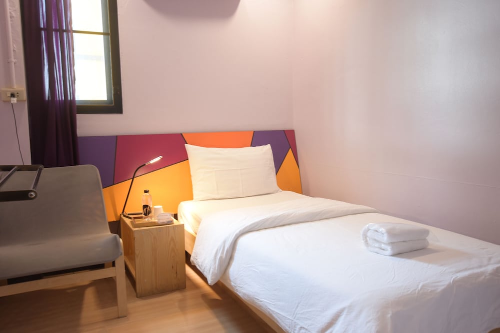ROOM, SINGLE, SINGLE BED, SHARED BATHROOM