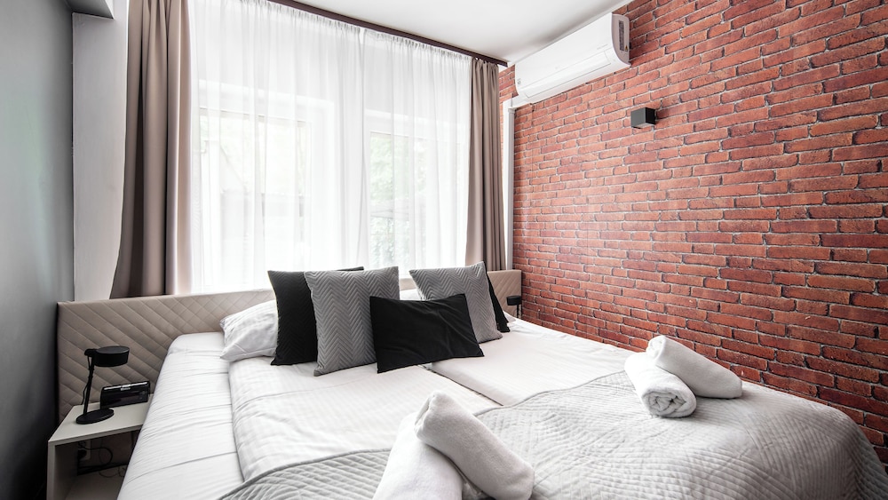 ROOM, DOUBLE OR TWIN BED