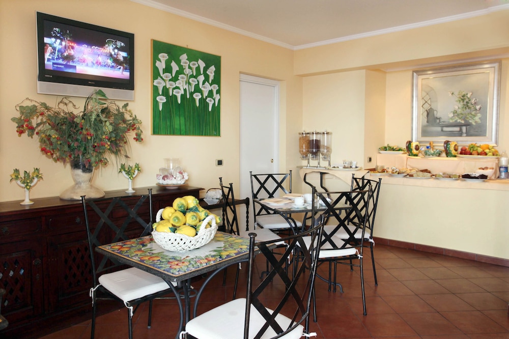 Mendolia Beach Hotel 23/47