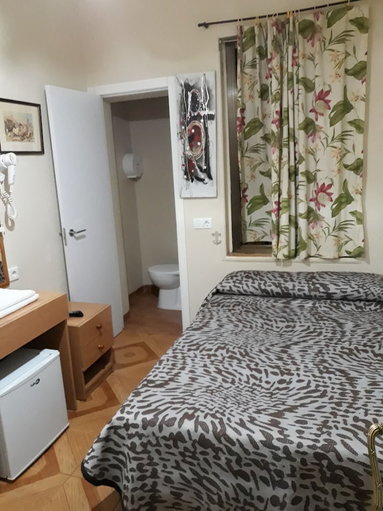 ROOM, SINGLE, PRIVATE BATHROOM