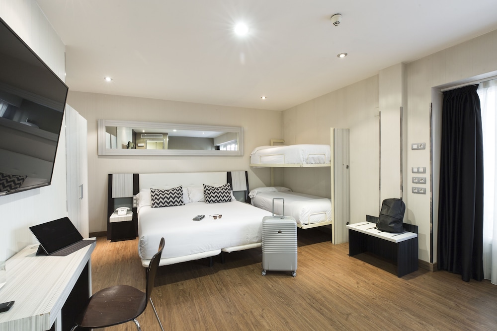 ROOM, QUADRUPLE