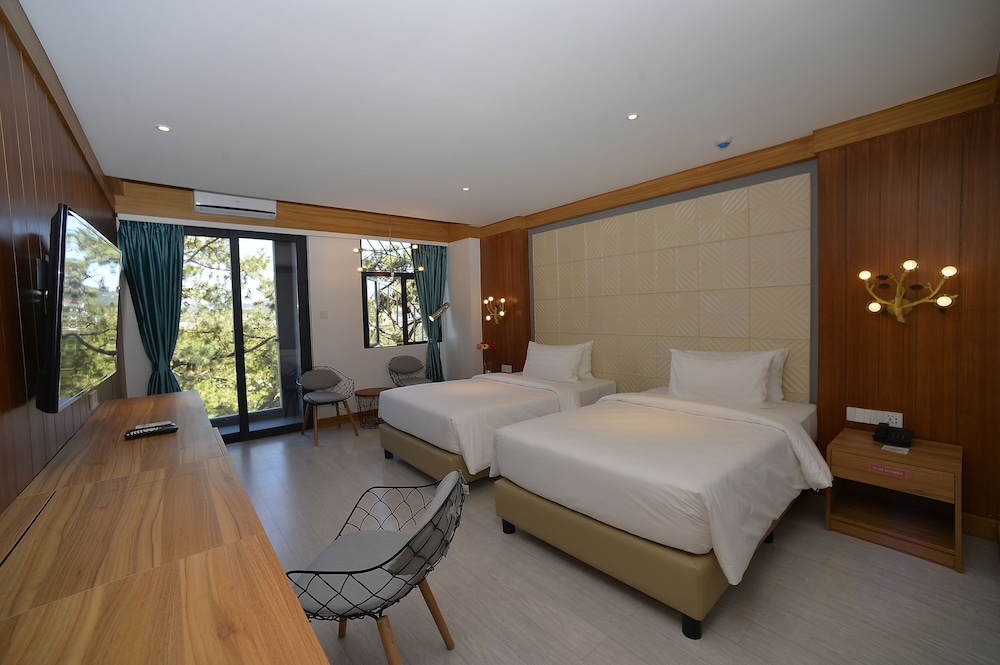 Premier, Twin Beds, The Orchard Hotel Baguio 2/9