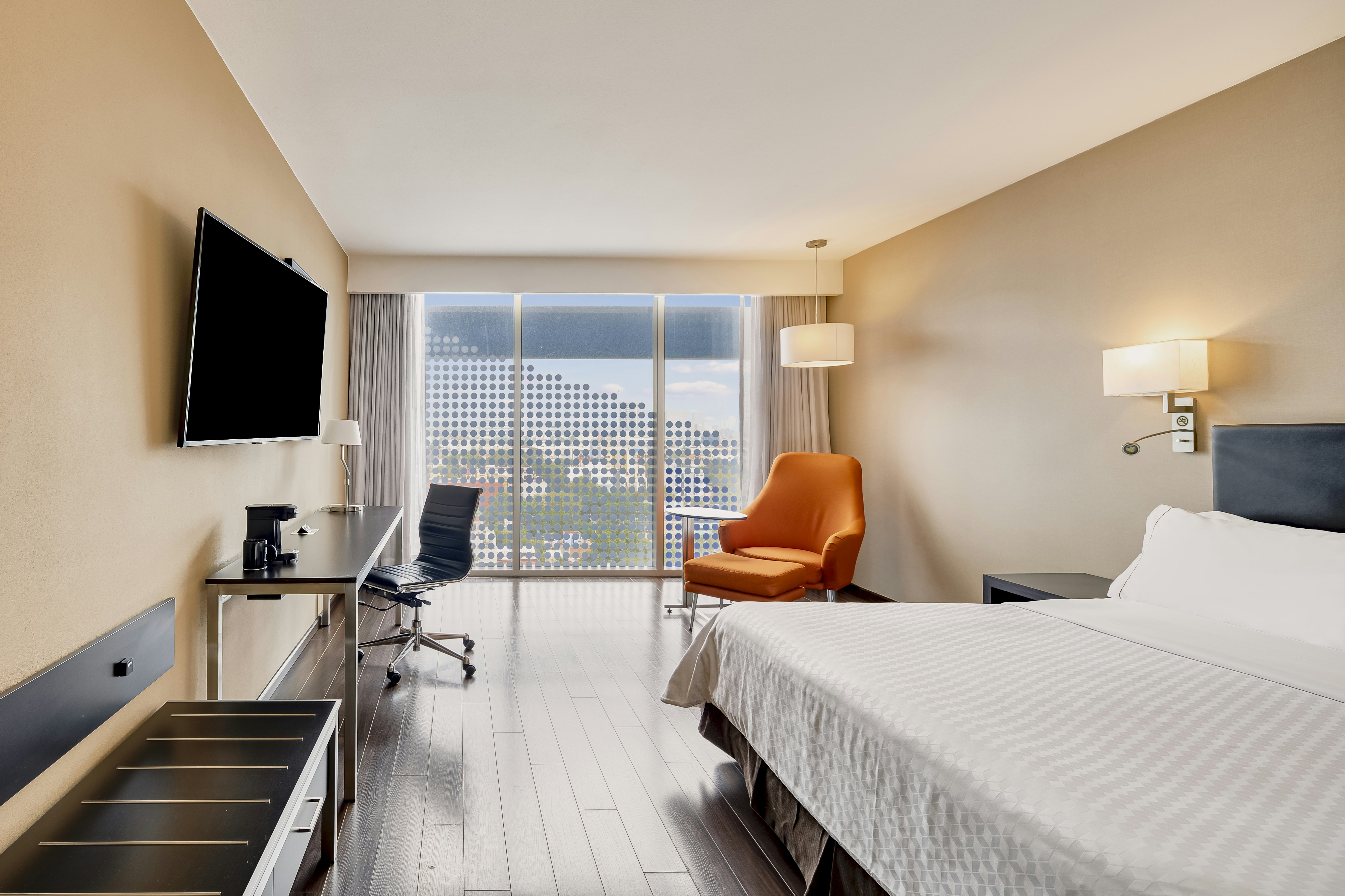 EXECUTIVE, KING BED