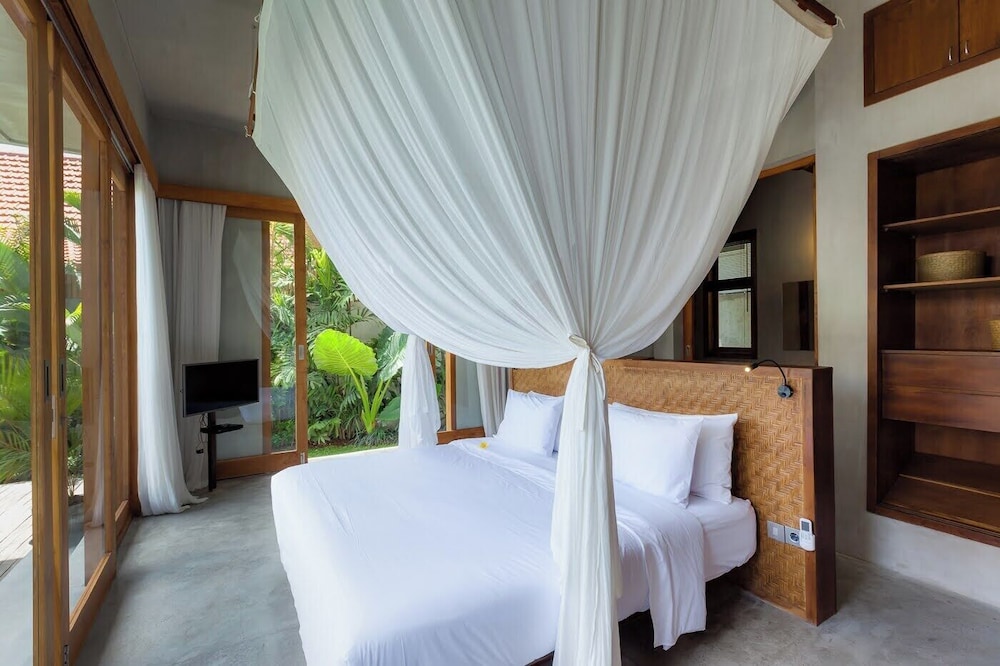 Executive, King Bed, Pool View