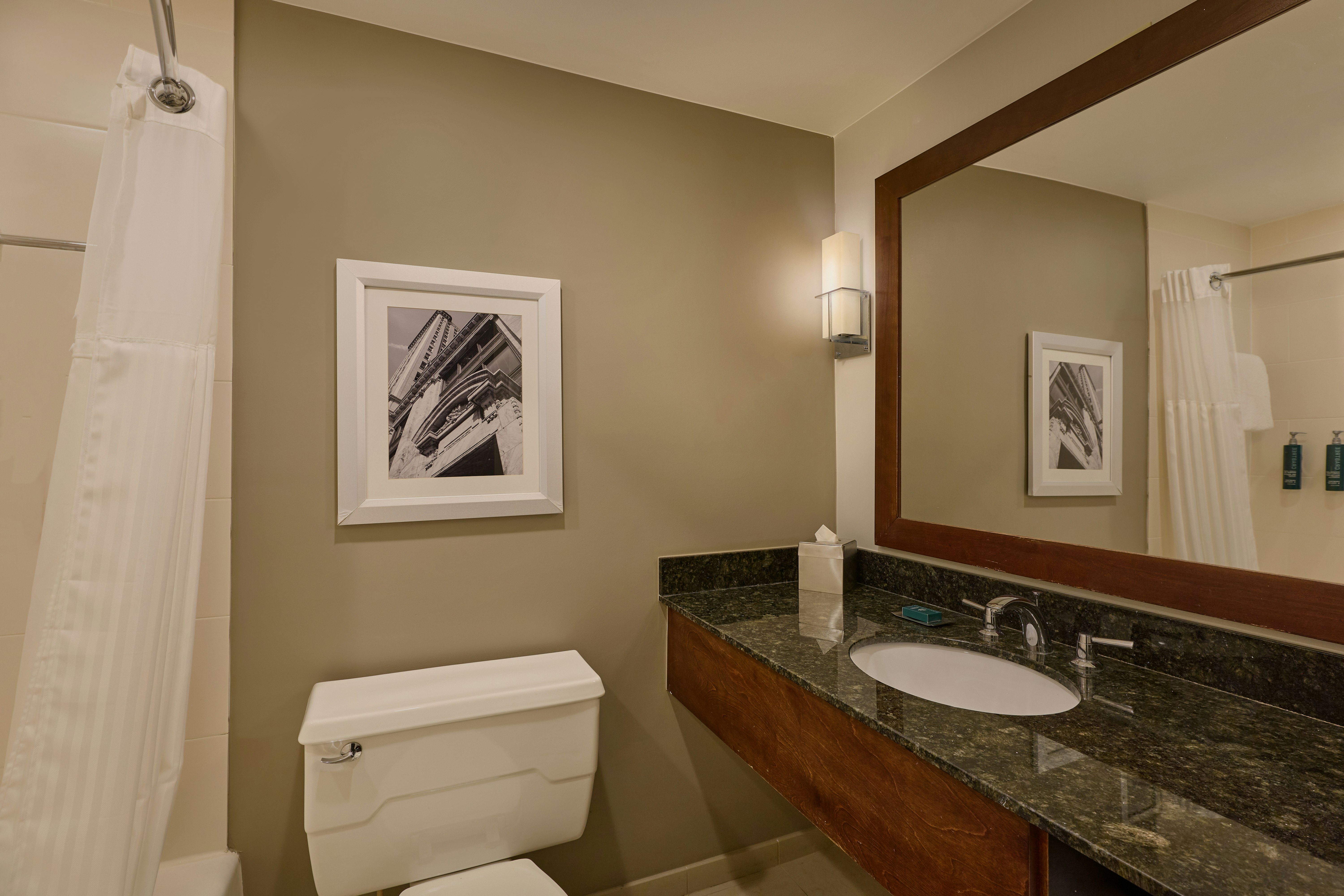 غرفة بسريرين مزدوجين، DoubleTree by Hilton Minneapolis Airport 2/2