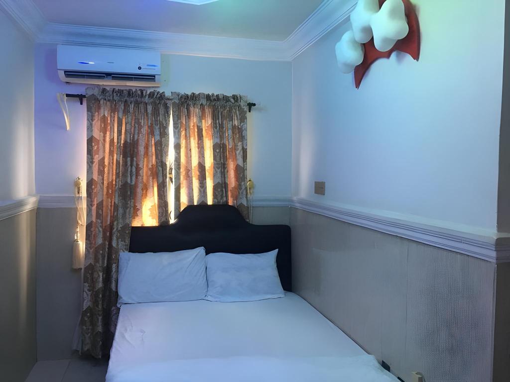 Royal Castle Hotel 6/25