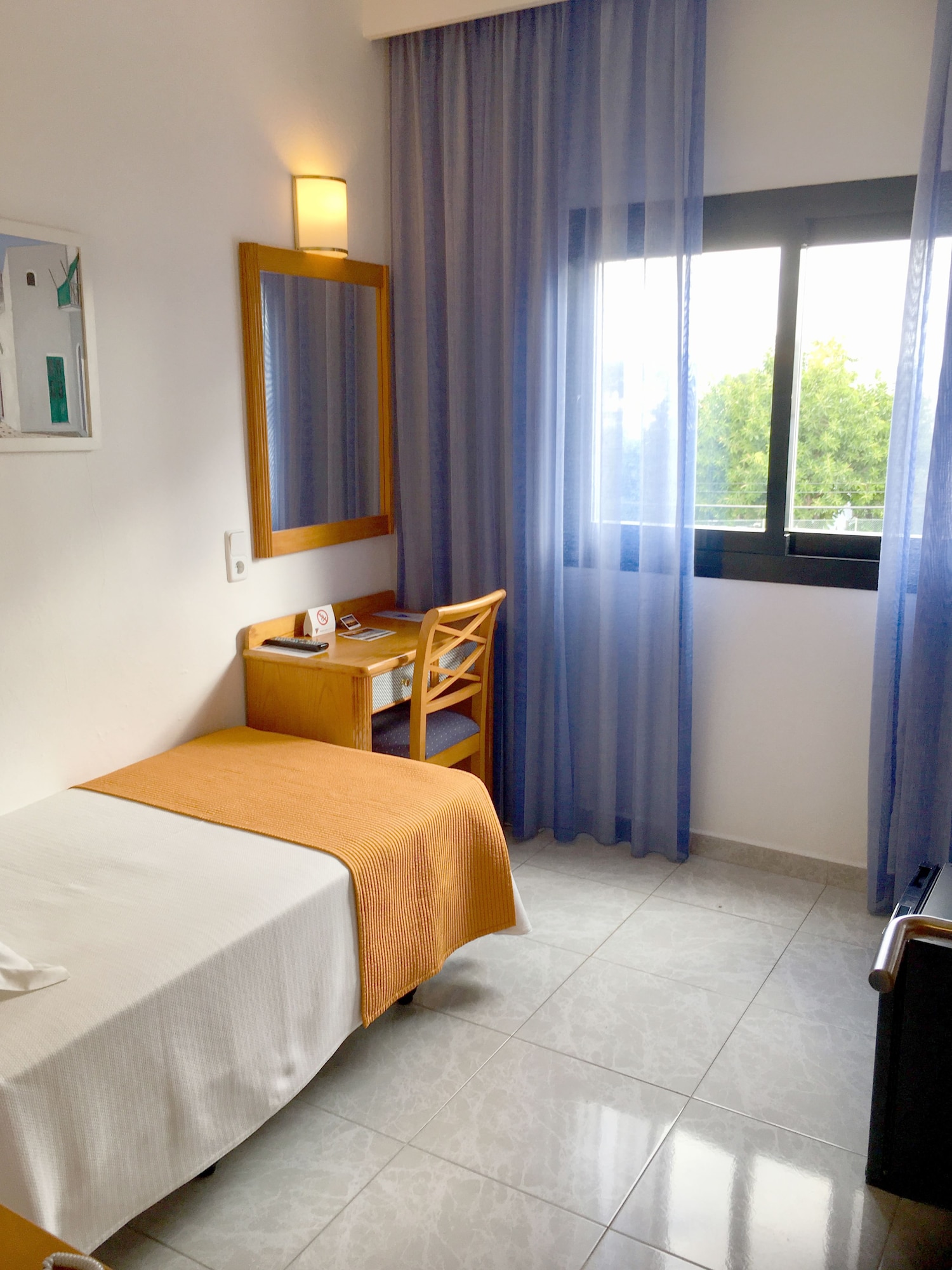 ROOM, SINGLE