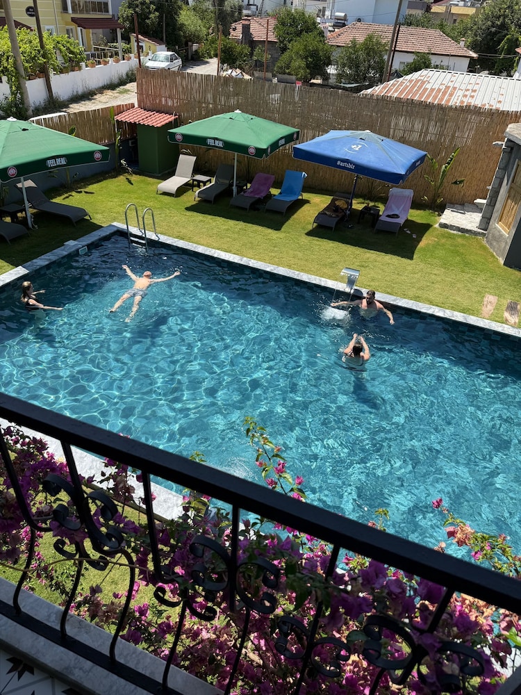 Patio Hotel 21/25