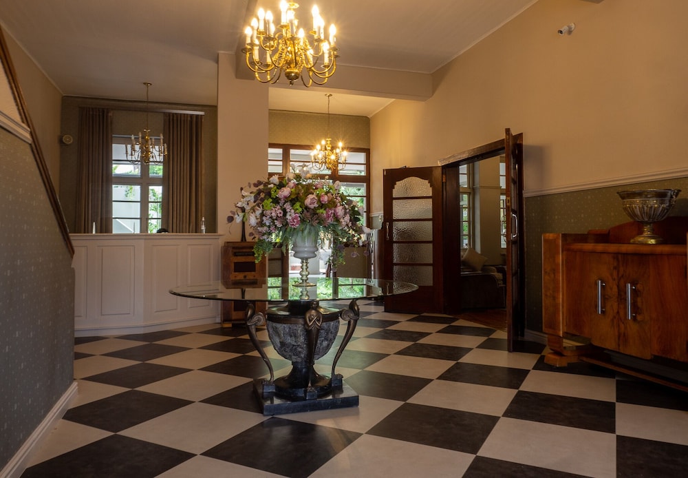 Montagu Country Hotel 59/89