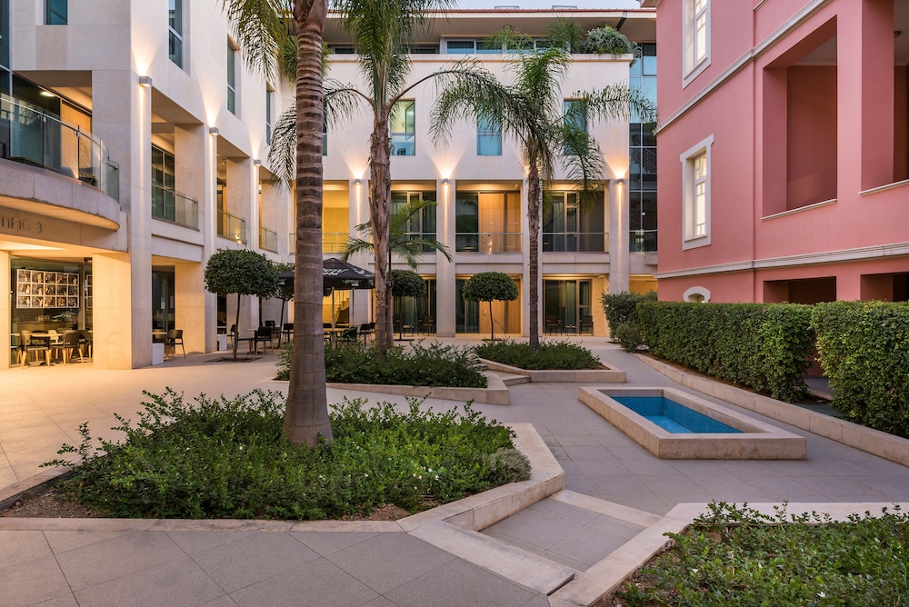 Trianon Luxury Apartments and Suites 67/74
