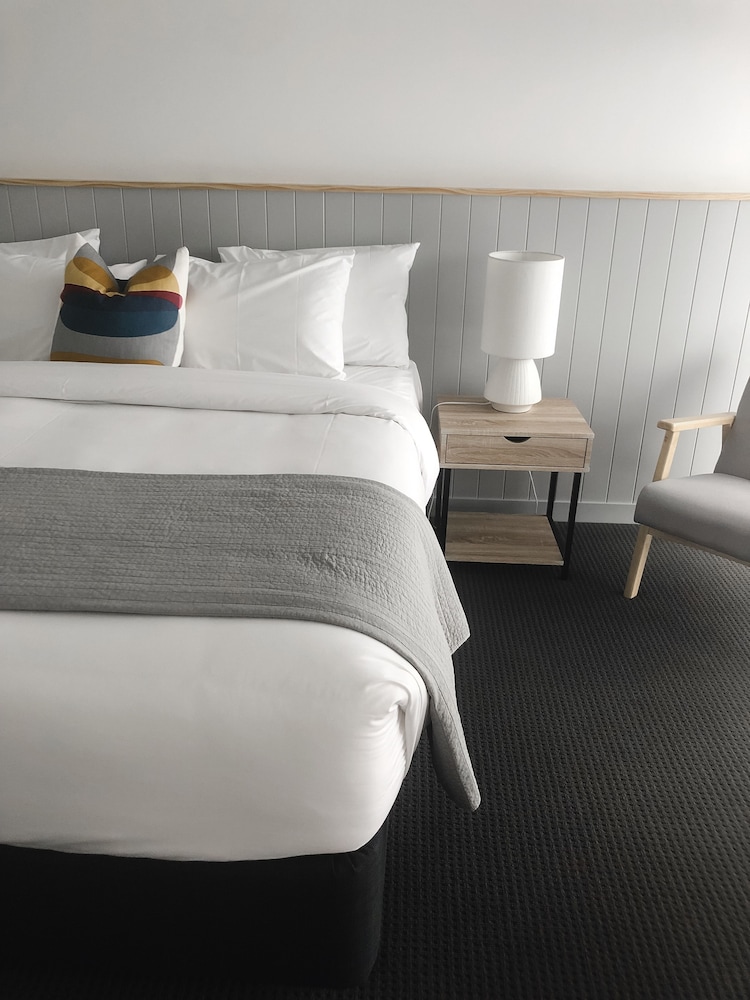 Suite, King Bed, Jetted Tub