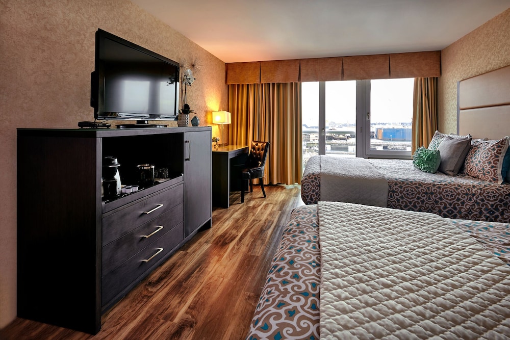 Lonsdale Quay Hotel 25/76