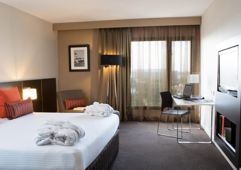 EXECUTIVE, KING BED