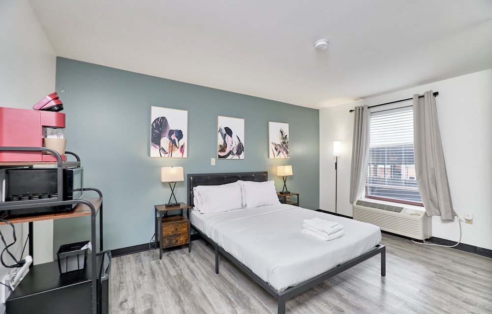 COMFORT, QUEEN BED, PRIVATE BATHROOM