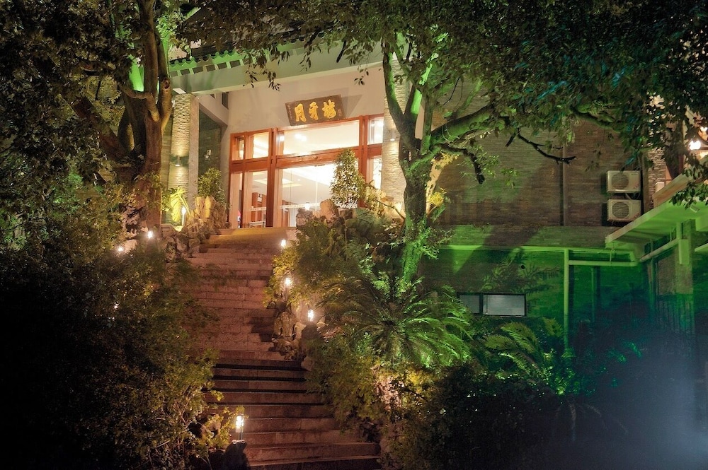 Guilin Crystal Crescent Moon Hotel 69/71