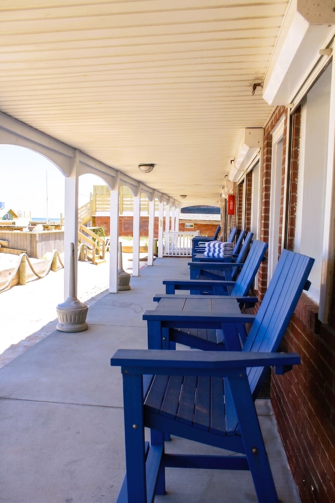Colonial Inn Motel 42/77