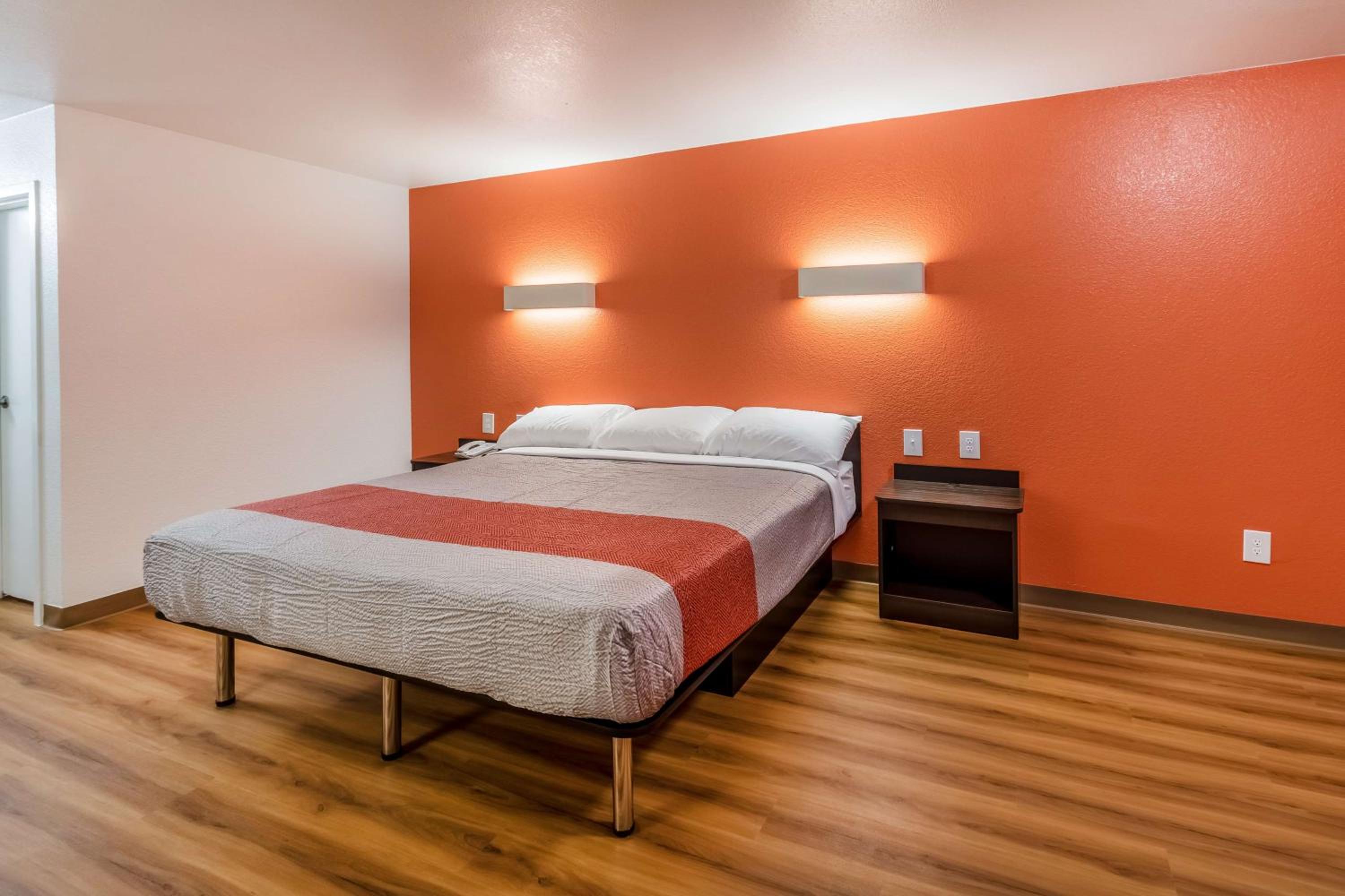 ROOM, KING BED
