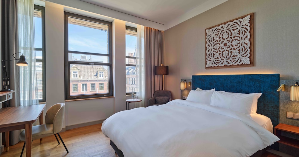 Premium, Queen Bed, City View
