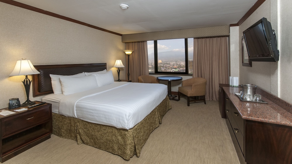 غرفة قياسية بسرير كينج بإطلالة على المدينة، Delta Hotels by Marriott San Jose Aurola 3/4