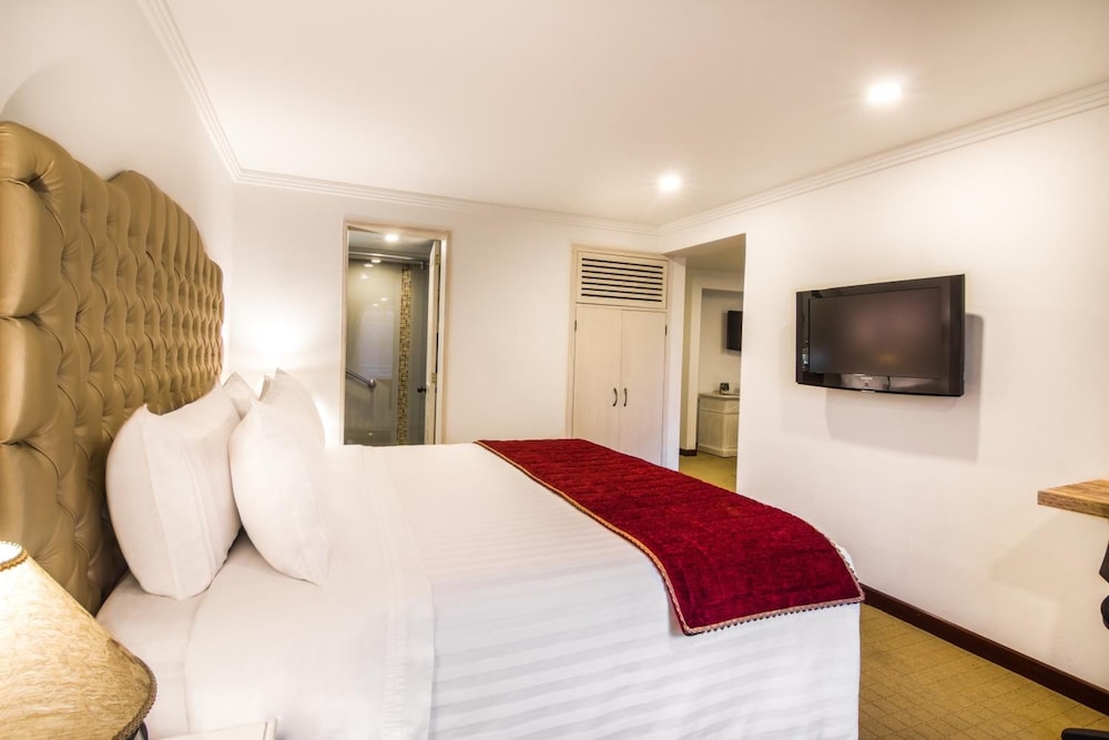 STANDARD, QUEEN BED