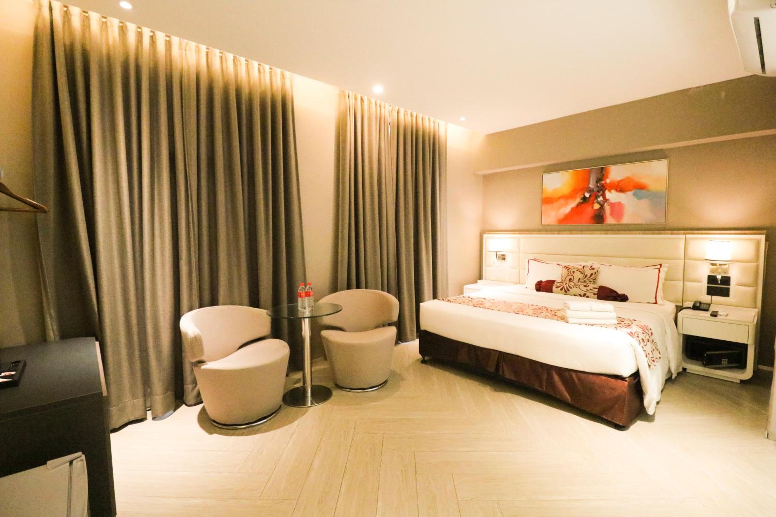 جناح تنفيذي بسرير كينج، Red Hotel Cubao 2/10