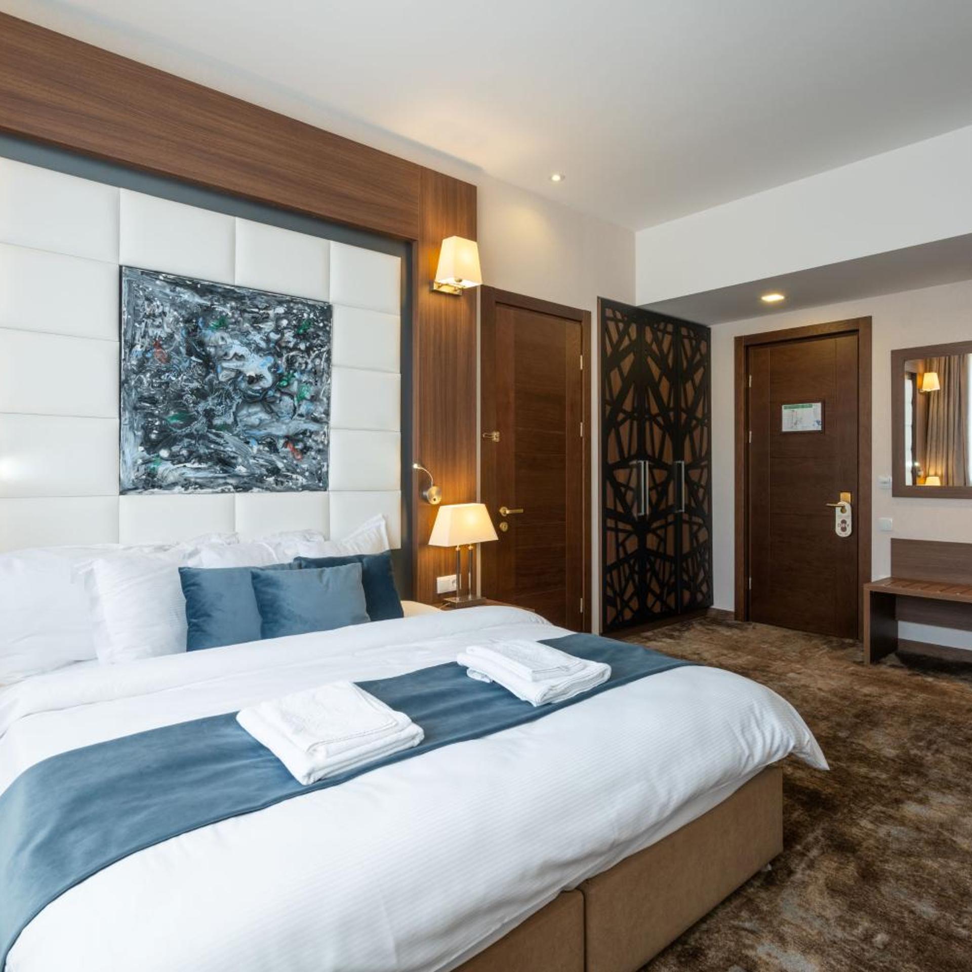 2 Bedrooms, Studio, Apartment