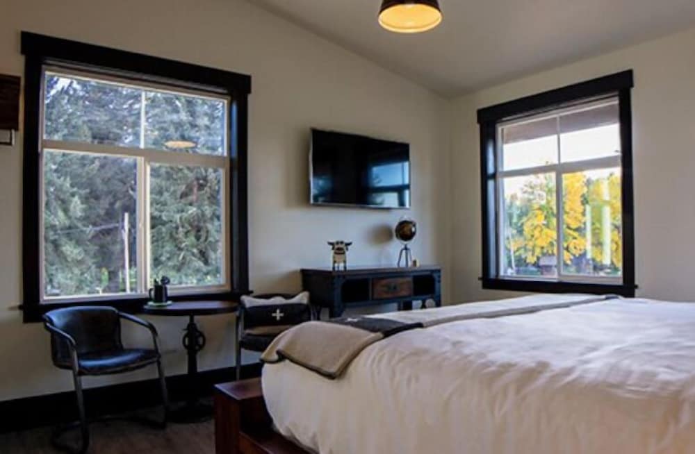 Compass Rose Lodge 7/25