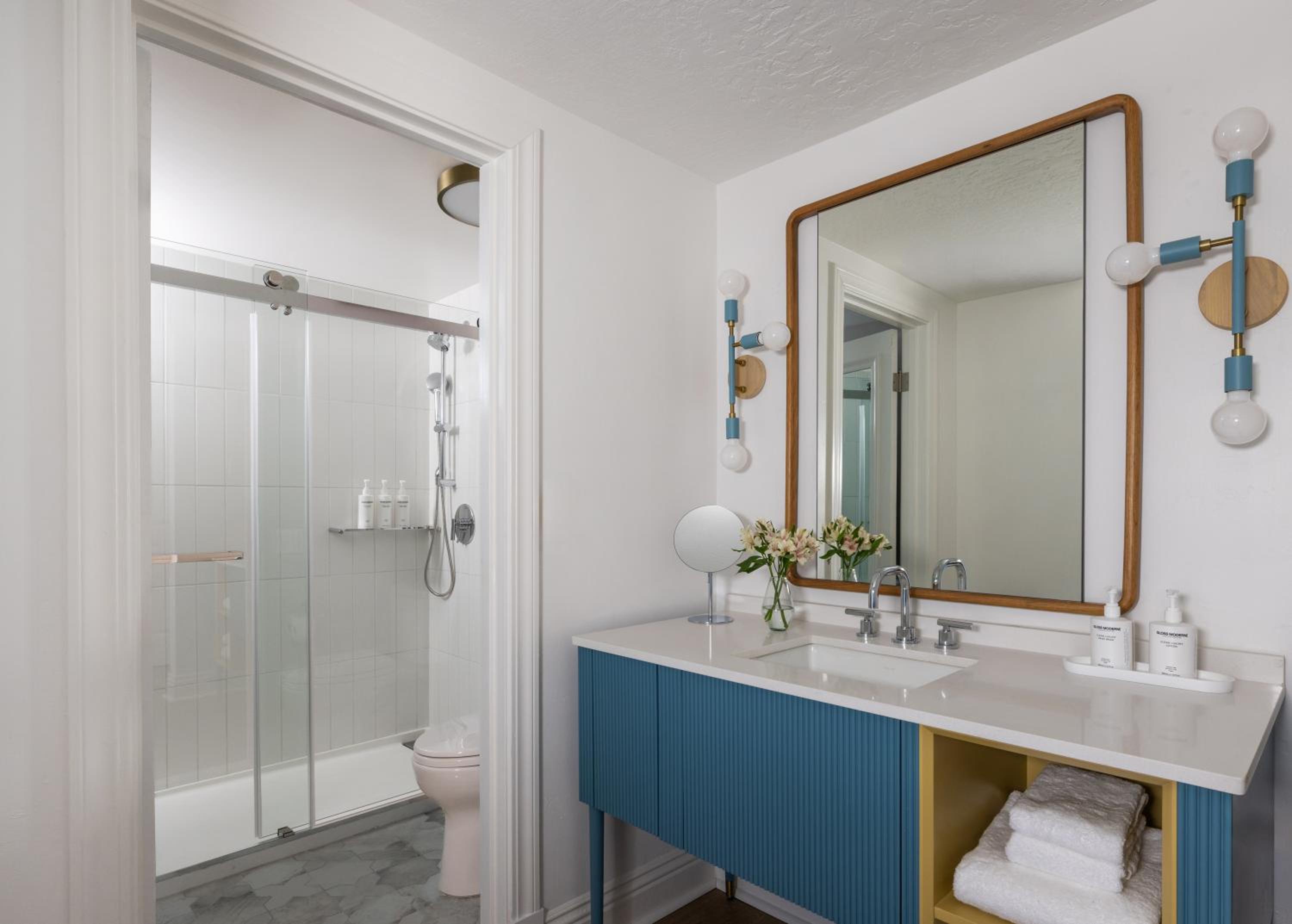 1 Bedroom, Suite, King Bed, Ocean Front, Sofa, Accessible