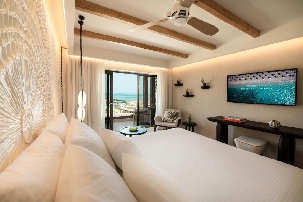 DOUBLE ROOM SUPERIOR SHARING POOL SWIM UP