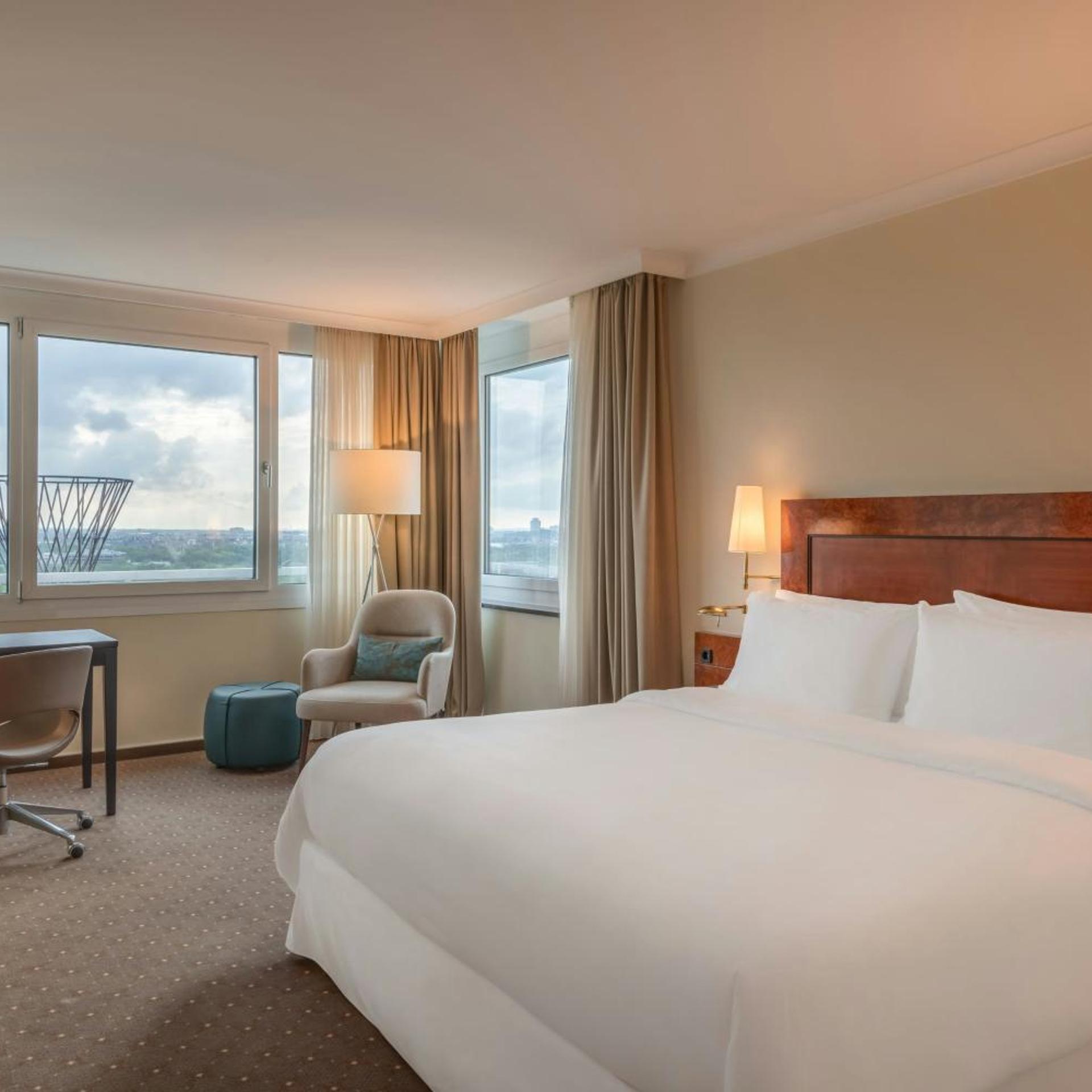 Westin, Club, Guest Room, Queen Bed
