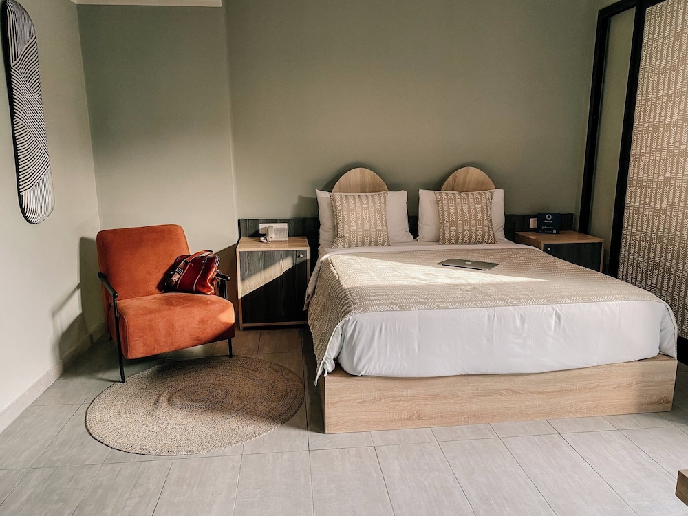 Junior, Queen Bed