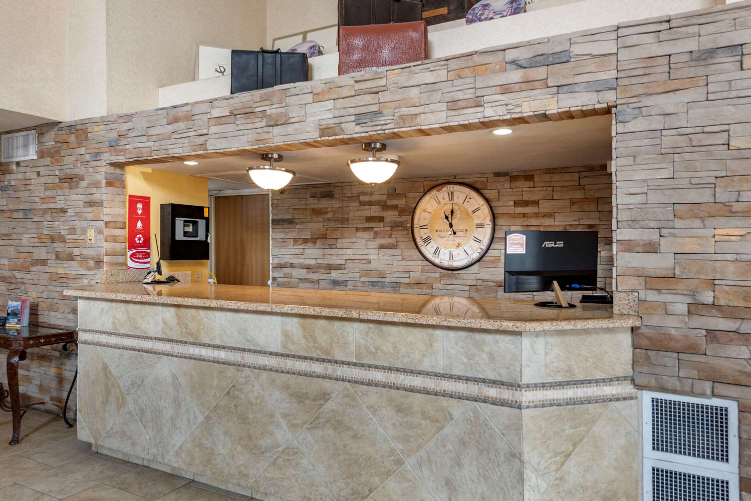 Econo Lodge North Academy 1/4